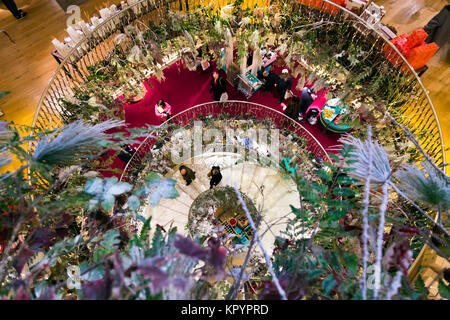 En colimaçon décoré pour Noël à Fortnum & Mason, Londres, UK Banque D'Images