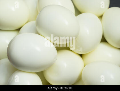 Bande d'oeufs bouillis et décortiquées. Concept de l'alimentation et des produits agricoles biologiques. Banque D'Images