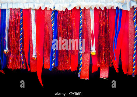 Rubans colorés en bleu, blanc et rouge pendant vers le bas Banque D'Images