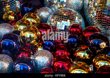 Arrière-plan de fête de couleurs brillantes et boules de Noël Boules disco Banque D'Images