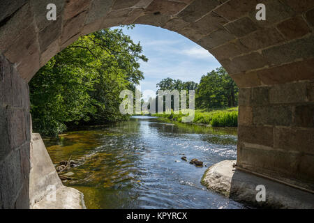 Pont sur la rivière Suså à Herlufsholm, Naestved, Danemark Banque D'Images