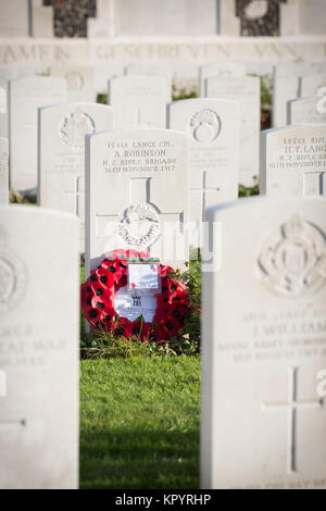 Poppy gerbe sur la tombe de A. Robinson de Nouvelle-Zélande sur le Tyne Cot cemetery à Zonnebeke, Belgique. Banque D'Images