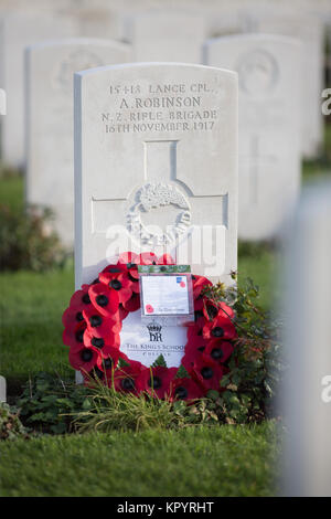 Poppy gerbe sur la tombe de A. Robinson de Nouvelle-Zélande sur le Tyne Cot cemetery à Zonnebeke, Belgique. Banque D'Images