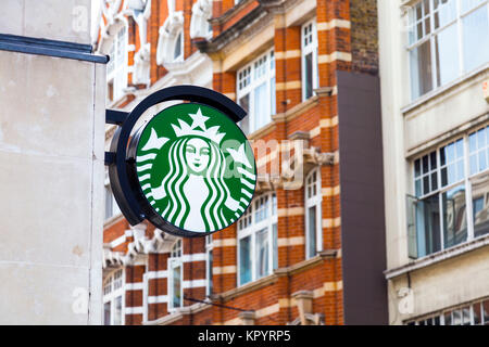 Logo Starbucks attaché à la paroi d'un immeuble à Londres, Royaume-Uni Banque D'Images