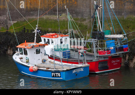 Bateaux de pêche dans le port de Padstow Banque D'Images