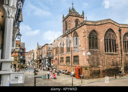 Eglise de nuit dans le centre-ville historique de Chester, Cheshire, Angleterre, Royaume-Uni Banque D'Images