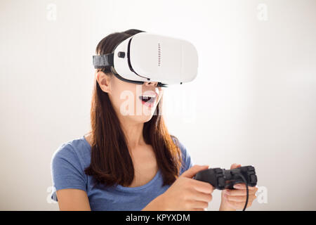 Femme à la si la réalité virtuelle avec joystick Banque D'Images