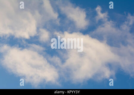 Les nuages blancs vaporeux contre un ciel bleu. Convient pour des formes abstraites peuvent être utilisés comme arrière-plan Banque D'Images