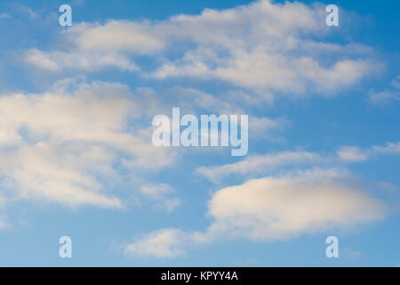 Les nuages blancs vaporeux contre un ciel bleu. Convient pour des formes abstraites peuvent être utilisés comme arrière-plan Banque D'Images