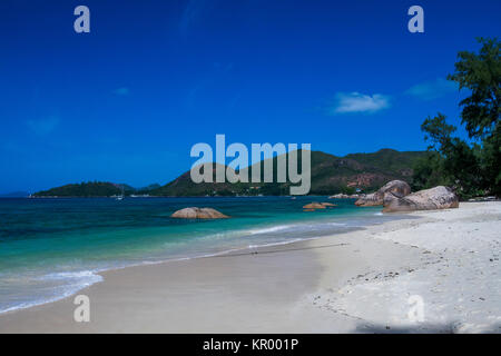 Seychelles - praslin à anse boudin en face de l'île curieuse Banque D'Images