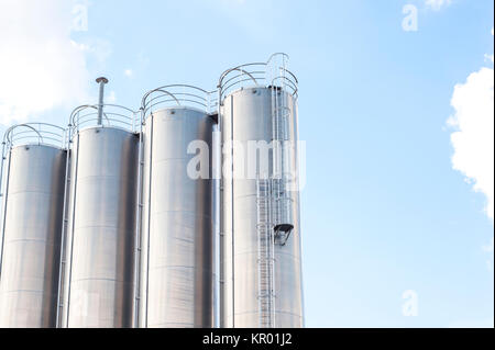 Silos industriels pour la production de produits chimiques, en acier inoxydable. Banque D'Images