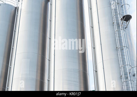 Silos industriels pour la production de produits chimiques, en acier inoxydable. Banque D'Images