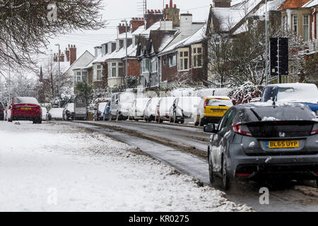 Voitures garées dans le slasnow dans Park Avenue South, Northampton. Banque D'Images