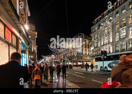 Occupé à Regent Street et les lumières de Noël, Londres. Banque D'Images