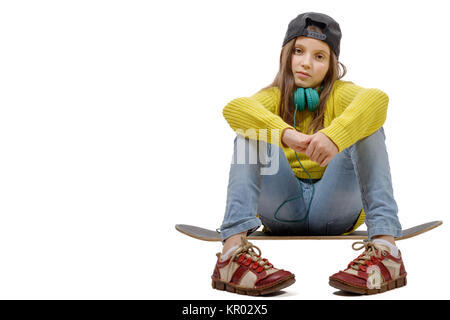 Jolie jeune fille assise sur la raie, on white Banque D'Images