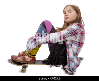 Jolie jeune fille assise sur la raie, on white Banque D'Images