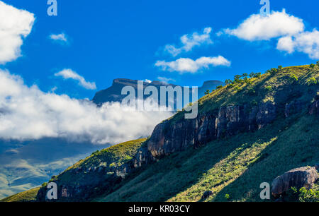 Afrique du Sud - Drakensberge géants verts Château paysage pittoresque panorama avec sunny blue Ciel et nuages - montagnes, la vallée, rochers, buissons Banque D'Images