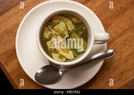 Tasse de thé de coca sur la table en bois. Banque D'Images