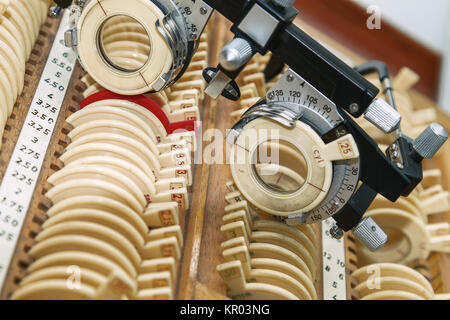 Opticien avec set de montures d'essai et d'essai Banque D'Images