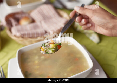 Young woman eating hot et soupe en bonne santé Banque D'Images