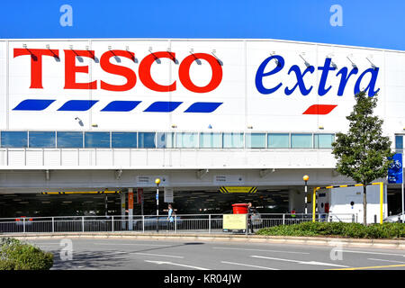 Grand supermarché Tesco store shopping supplémentaire au rez-de-chaussée, un parking couvert et d'étages situés au-dessus du centre-ville de Slough Berkshire England UK Banque D'Images