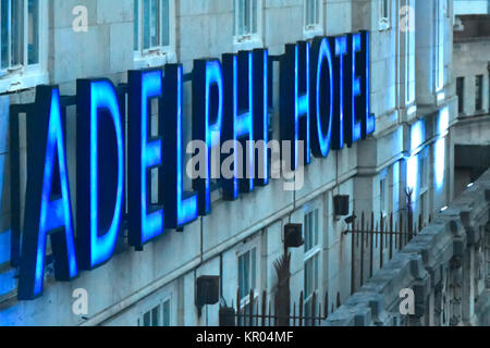 Enseigne au néon bleu pour Britannia Adelphi Hotel sur hotel externe mur juste en dessous de toiture en emplacement en centre-ville Liverpool Merseyside England UK Banque D'Images