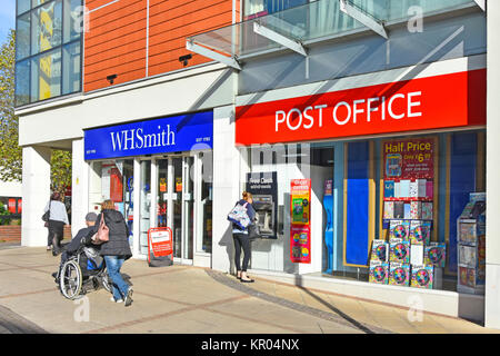 W H Smith combiné store & bureau de poste avec l'aide de trésorerie de plein air femme adjacent occupé machine The Green Shopping Centre à Brentwood Essex England UK Banque D'Images