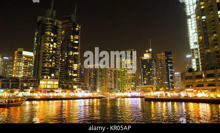 Dubai downtown de nuit reflète dans l'eau. Ville la nuit, paysage panoramique du centre-ville de refléter dans l'eau, Dubaï. Dubai downtown de nuit avec reflet dans l'eau, conception moderne de nouvelle ville Banque D'Images