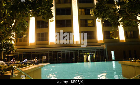 Grand hotel à Dubaï. Hôtel de prestige élevé à Abu Dhabi avec piscine et services de luxe Banque D'Images