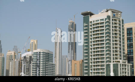 Emirats Arabes Unis, Dubaï - Octobre 2017 : vue sur la ville à partir de la voiture. Vue depuis l'intérieur de la voiture dans les rues de Dubaï, l'homme derrière le volant d'une voiture en plein jour Banque D'Images