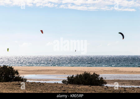 Des gens pratiquant le kitesurf à la plage de Bolonia, en dehors de Tarifa, en Andalousie, au sud de l'Espagne Banque D'Images