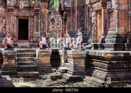 Monkey gardians carvings à Banteay Srei temple de grès rouge Banque D'Images