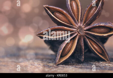 Gros plan sur l'anis étoilé sur fond clair flou Banque D'Images