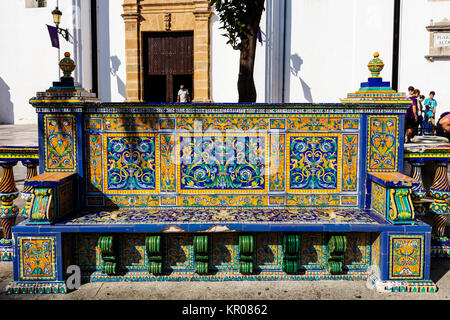 Vieux banc public à l'hôtel Plaza Alta à Algeciras, magnifiquement décorées de céramiques de Séville. Banque D'Images