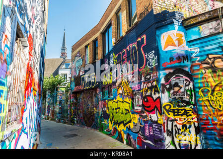 Gand, Belgique - 29 août 2017 : Rue de graffitis appelé Warregaren Straat situé dans le vieux centre historique de la ville médiévale de Gand, Belgiu Banque D'Images