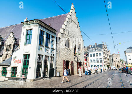 Gand, Belgique - 29 août 2017 : Rue des personnes qui se trouve dans le vieux centre historique de la ville médiévale de Gand, Belgique Banque D'Images