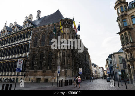 Gand, Belgique - 29 août 2017 : Deux jeunes hommes marchant et souriant dans le vieux centre historique de la ville médiévale de Gand, Belgique Banque D'Images