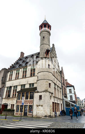 Gand, Belgique - 30 août 2017 : Street avec de vieux bâtiments historiques et les gens qui marchent dans le village médiéval de Gand, Belgique Banque D'Images