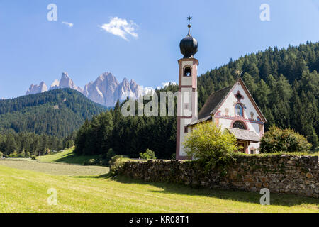 La Johanneskapelle (St. Johann in saintes), une chapelle en Villnoss (Val di Funes) avec le groupe Geisler de montagnes du nord-ouest de dolomites en th Banque D'Images