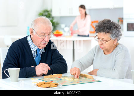 Vieux couple jouant un jeu Banque D'Images