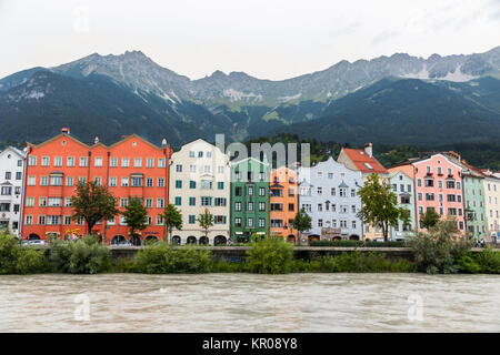 Maisons colorées dans une célèbre rue Mariahilfstrasse, à proximité de River Inn à Innsbruck, Tyrol, Autriche Banque D'Images