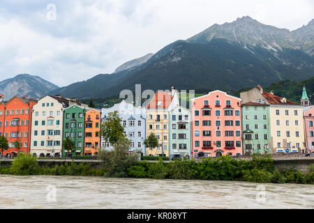 Maisons colorées dans une célèbre rue Mariahilfstrasse, à proximité de River Inn à Innsbruck, Tyrol, Autriche Banque D'Images