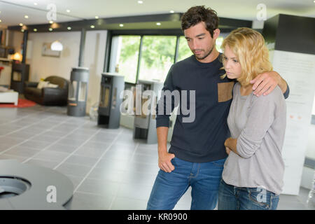 Couple contemplating woodburners Banque D'Images