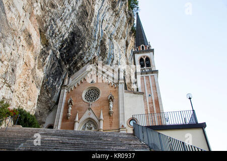 Le sanctuaire de la Madonna della Corona, un sanctuaire marial à Ferrara di Monte Baldo, province de Vérone, Vénétie, Italie Banque D'Images