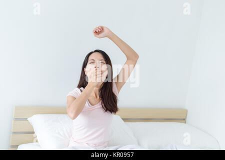 Woman yawning en réveillant Banque D'Images