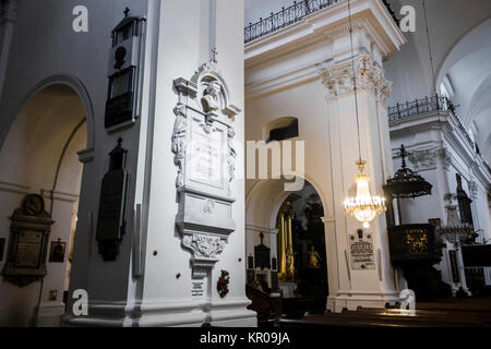 Monument funéraire sur un pilier dans l'église Sainte Croix, Varsovie, Pologne, contenant le coeur de compositeur polonais Frédéric Chopin Banque D'Images