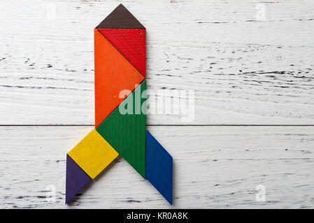 Tangram en bois dans une forme de fusée Banque D'Images