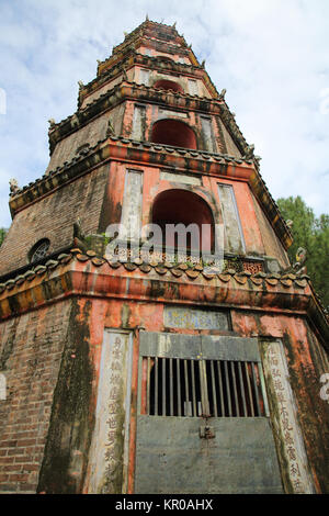 La pagode de Thien Mu ou la pagode de la dame céleste hue vietnam Banque D'Images