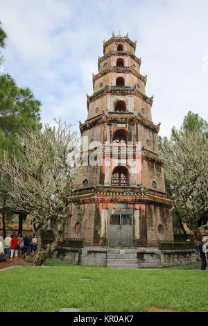 La pagode de Thien Mu ou la pagode de la dame céleste hue vietnam Banque D'Images