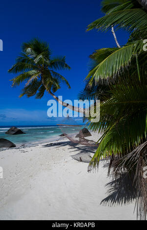 Seychelles - silhouette Islande à baie cipailles Banque D'Images